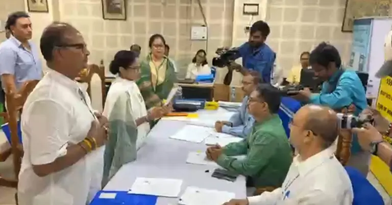 মনোনয়নপত্র জমা দিচ্ছেন মমতা ব্যানার্জি